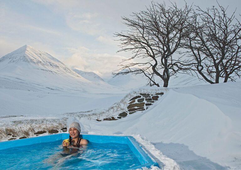 Wild-Wellness_Iceland-Yoga-Retreat_Accommodation-Hot-Tub
